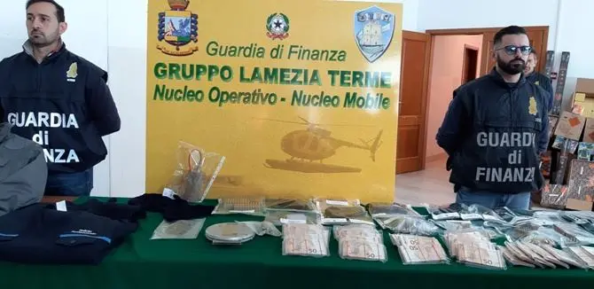 Sette pistole e materiale esplodente nella disponibilità dell'usuraio di Lamezia