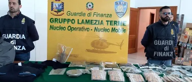 Sette pistole e materiale esplodente nella disponibilità dell'usuraio di Lamezia