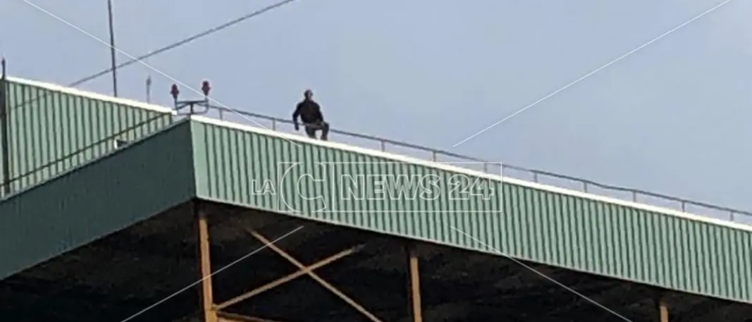 Sale nuovamente sul tetto della centrale Enel: «Mi hanno preso in giro»