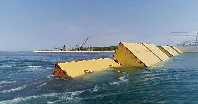 Venezia travolta dall'acqua alta, danni incalcolabili. Il Mose sarà pronto solo nel 2021