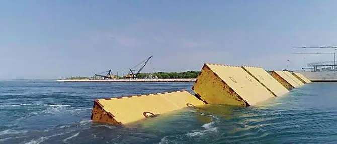 Venezia travolta dall'acqua alta, danni incalcolabili. Il Mose sarà pronto solo nel 2021