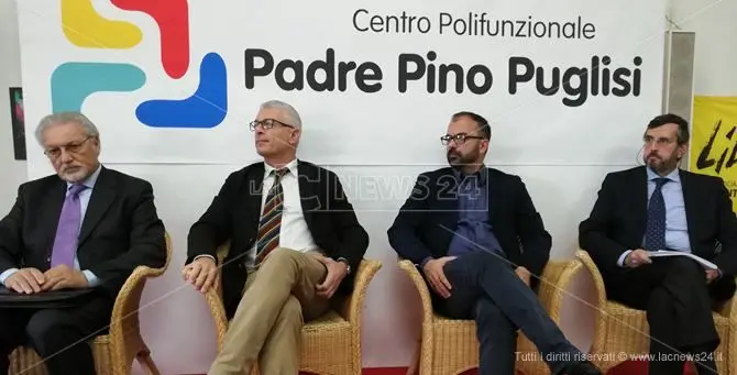 Beni confiscati, il ministro Fioramonti incontra gli studenti a Polistena
