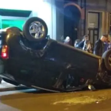 Singolare incidente a Cosenza, auto si ribalta in centro