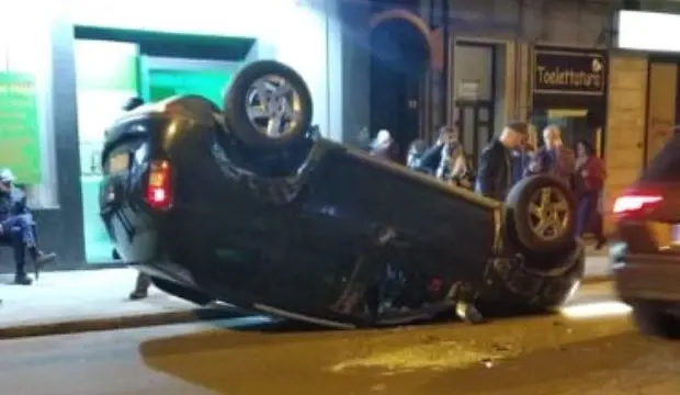 Singolare incidente a Cosenza, auto si ribalta in centro