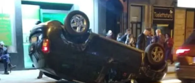 Singolare incidente a Cosenza, auto si ribalta in centro