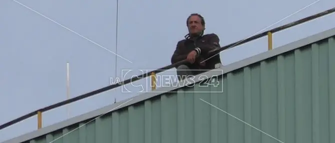 Da due giorni sul tetto della centrale Enel per chiedere lavoro: nessuna soluzione