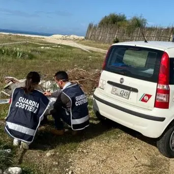 Eternit e rifiuti abbandonati a due passi dal mare, scatta il sequestro
