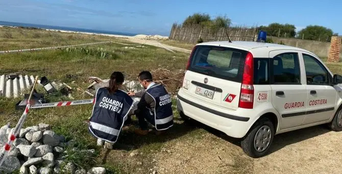 Eternit e rifiuti abbandonati a due passi dal mare, scatta il sequestro