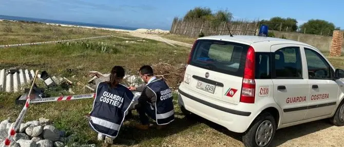 Eternit e rifiuti abbandonati a due passi dal mare, scatta il sequestro