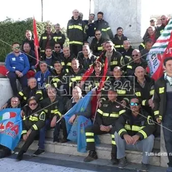 Reggio, vigili del fuoco in piazza: «Basta elemosina dal Governo»