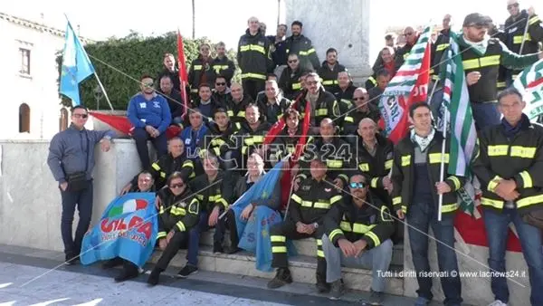 Reggio, vigili del fuoco in piazza: «Basta elemosina dal Governo»