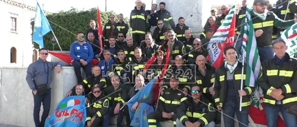 Reggio, vigili del fuoco in piazza: «Basta elemosina dal Governo»