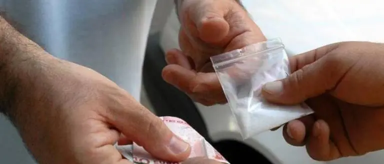 Continuava a spacciare eroina anche dai domiciliari, arrestato