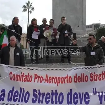 Reggio in piazza a difesa dell'aeroporto: «Via i partiti dalla gestione»