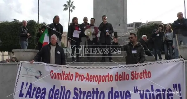 Reggio in piazza a difesa dell'aeroporto: «Via i partiti dalla gestione»