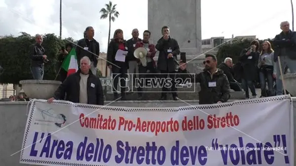 Reggio in piazza a difesa dell'aeroporto: «Via i partiti dalla gestione»