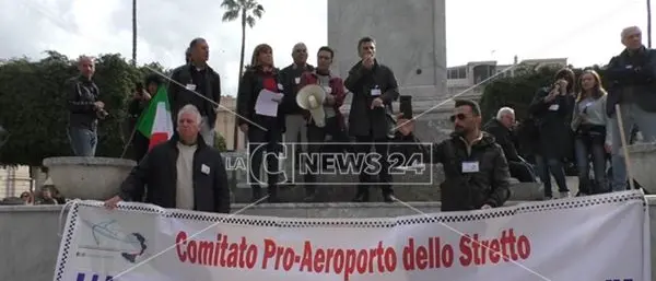Reggio in piazza a difesa dell'aeroporto: «Via i partiti dalla gestione»