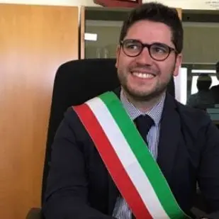 Sindaco di Saracena aggredito, la giunta: «Il bisogno non giustifica la violenza»