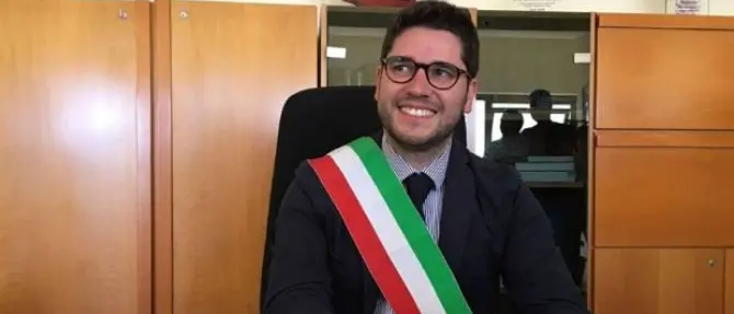 Sindaco di Saracena aggredito, la giunta: «Il bisogno non giustifica la violenza»