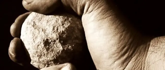 Colpisce con pietre e minaccia di morte la sorella, 33enne finisce in carcere