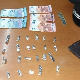 Reggio, in auto con 28 dosi di cocaina: arrestato 18enne