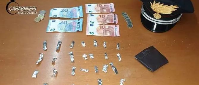 Reggio, in auto con 28 dosi di cocaina: arrestato 18enne