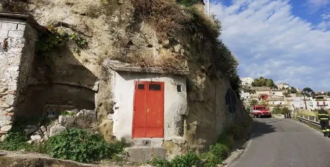 Corigliano-Rossano, frana sulla provinciale: strada chiusa al traffico