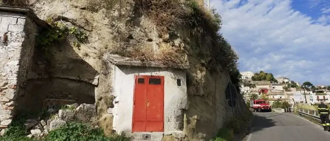 Corigliano-Rossano, frana sulla provinciale: strada chiusa al traffico