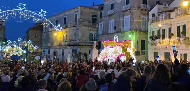 Tropea, il Natale inizia alla grande: luci d'artista e boom di presenze