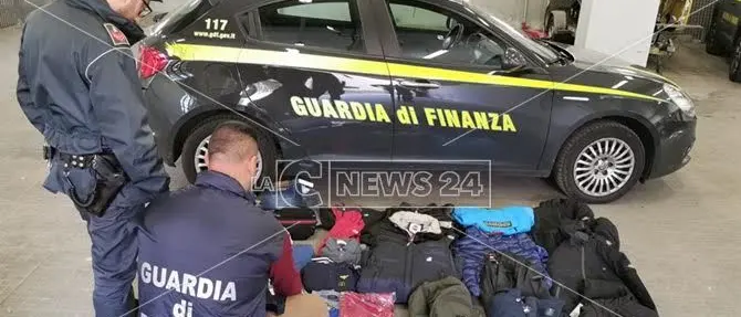 Vendeva merce contraffatta, spacciava e percepiva il reddito di cittadinanza: denunciato