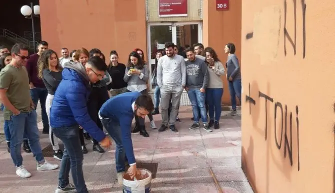 Unical, docenti e studenti cancellano le scritte razziste apparse sui muri