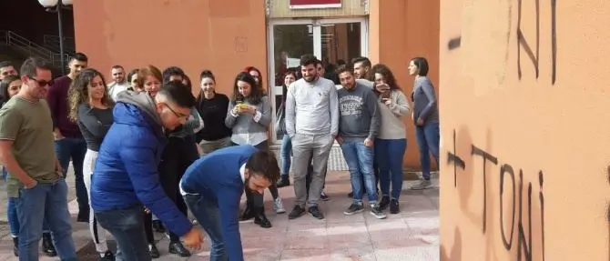 Unical, docenti e studenti cancellano le scritte razziste apparse sui muri