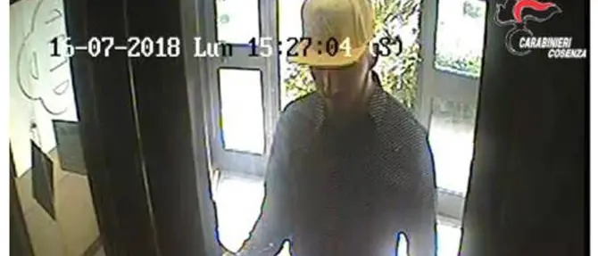 Incastrato dall'esame del Dna: arrestato uno degli autori del colpo alla Bcc di Corigliano