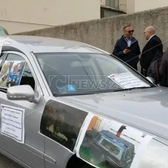 Carro e marcia funebre al Consiglio regionale per la protesta delle imprese