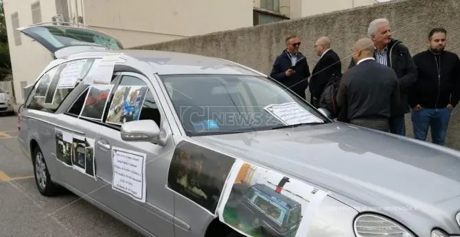 Carro e marcia funebre al Consiglio regionale per la protesta delle imprese