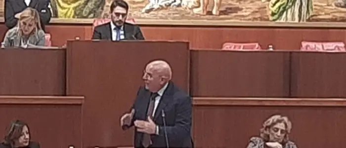 Giochi di prestigio in Consiglio: appare il numero legale, scompaiono bilancio e Corap