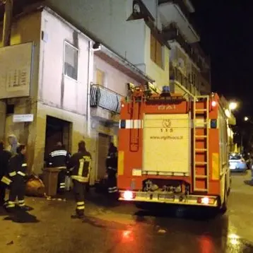 Cinque vigili del fuoco e due poliziotti feriti in un'esplosione, tragedia sfiorata a Reggio