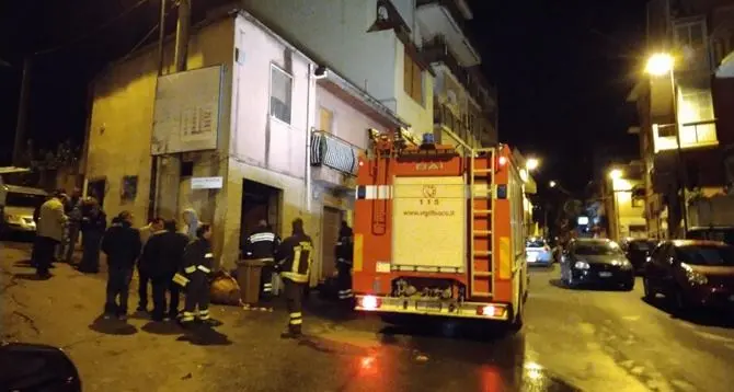Cinque vigili del fuoco e due poliziotti feriti in un'esplosione, tragedia sfiorata a Reggio