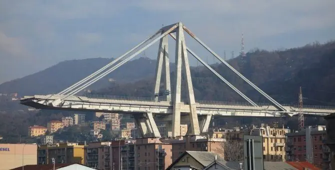 «Il Ponte Morandi è a rischio crollo»: così Atlantia ignorò report del 2014