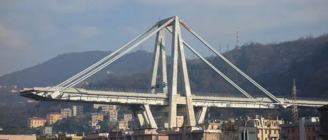«Il Ponte Morandi è a rischio crollo»: così Atlantia ignorò report del 2014