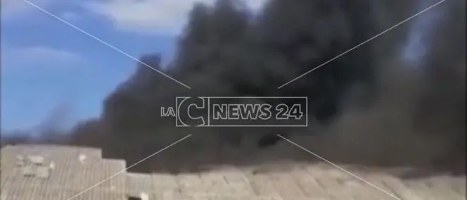 Incendio divampa in uno stabilimento a Cropani, panico tra i residenti