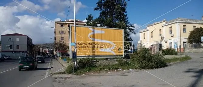 Catanzaro, impianti pubblicitari come funghi: caccia all'anonimo installatore
