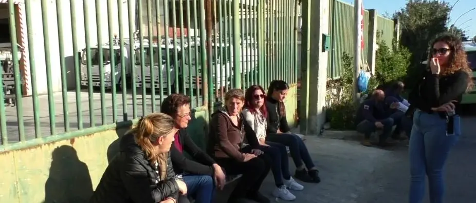 Siderno, senza stipendio da mesi: anche le mogli accanto ai lavoratori in protesta