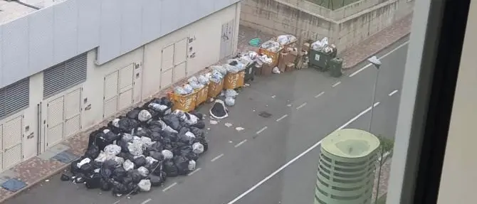 Rifiuti ammassati alla Regione: «Una discarica abusiva nella “casa” dei calabresi»