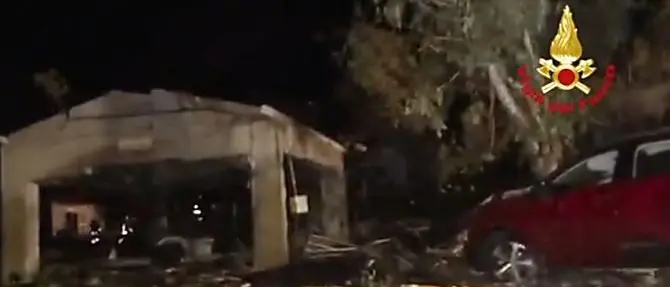 Esplosione in una fabbrica del Messinese, è strage: morti e dispersi