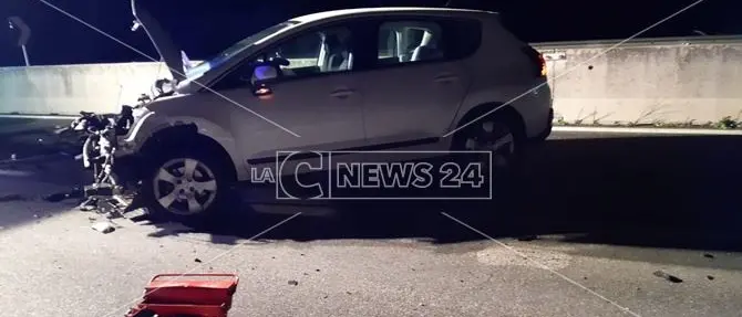 Perde il controllo del mezzo e provoca un tamponamento a catena