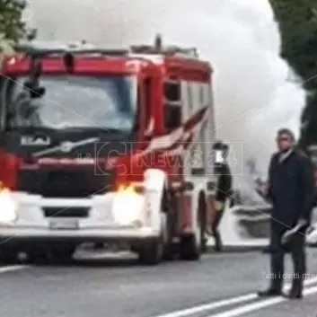 Auto prende fuoco ed esplode sulla statale 107 Silana-Crotonese