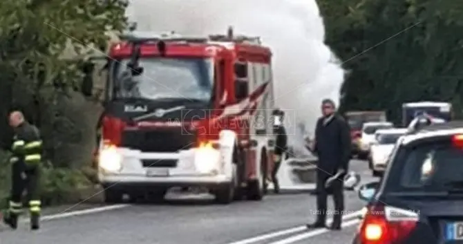 Auto prende fuoco ed esplode sulla statale 107 Silana-Crotonese