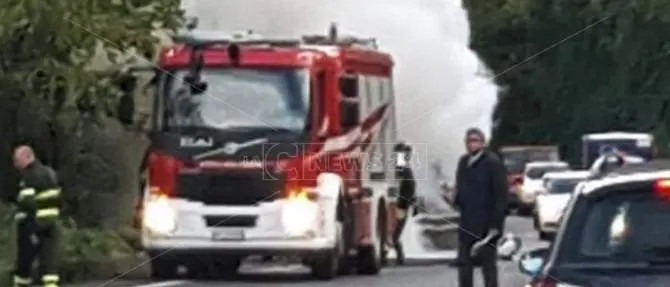 Auto prende fuoco ed esplode sulla statale 107 Silana-Crotonese