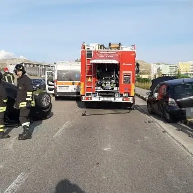 Incidente al campus di Germaneto, auto si ribalta nello scontro: due feriti